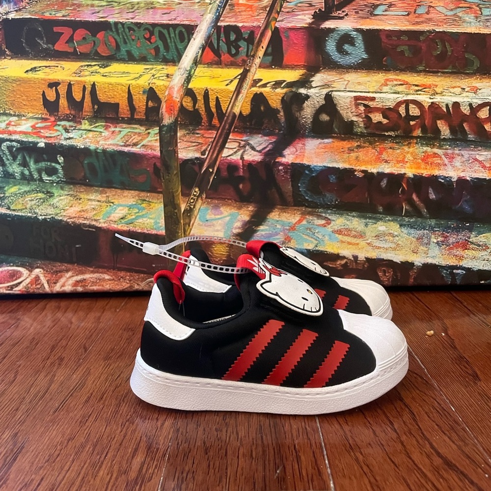 SUPERSTAR 360 SHOES
Hello Kitty Adidas NO BOX